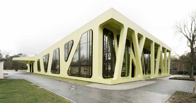 233 миллиона € на языковые курсы.