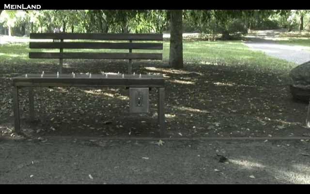 Платная скамейка с шипами в Германии