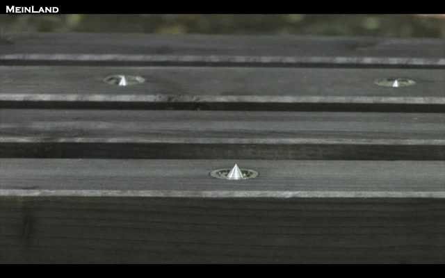 Платная скамейка с шипами в Германии