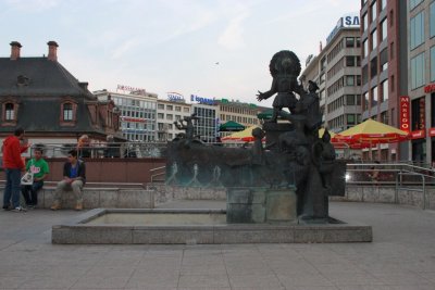 Фото. Франкфурт-на-Майне. Люди. Памятник