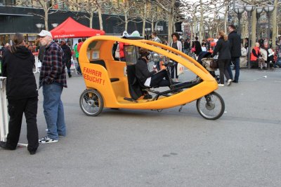 Фото. Франкфурт-на-Майне. Люди. Велотакси