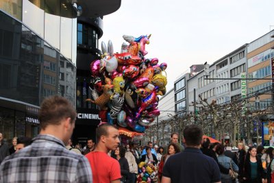 Фото. Франкфурт-на-Майне. Люди. Шарики