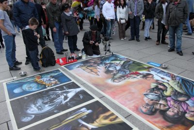 Фото. Франкфурт-на-Майне. Люди. картины на асфальте