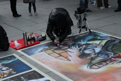 Фото. Франкфурт-на-Майне. Люди. картины еа асфальте